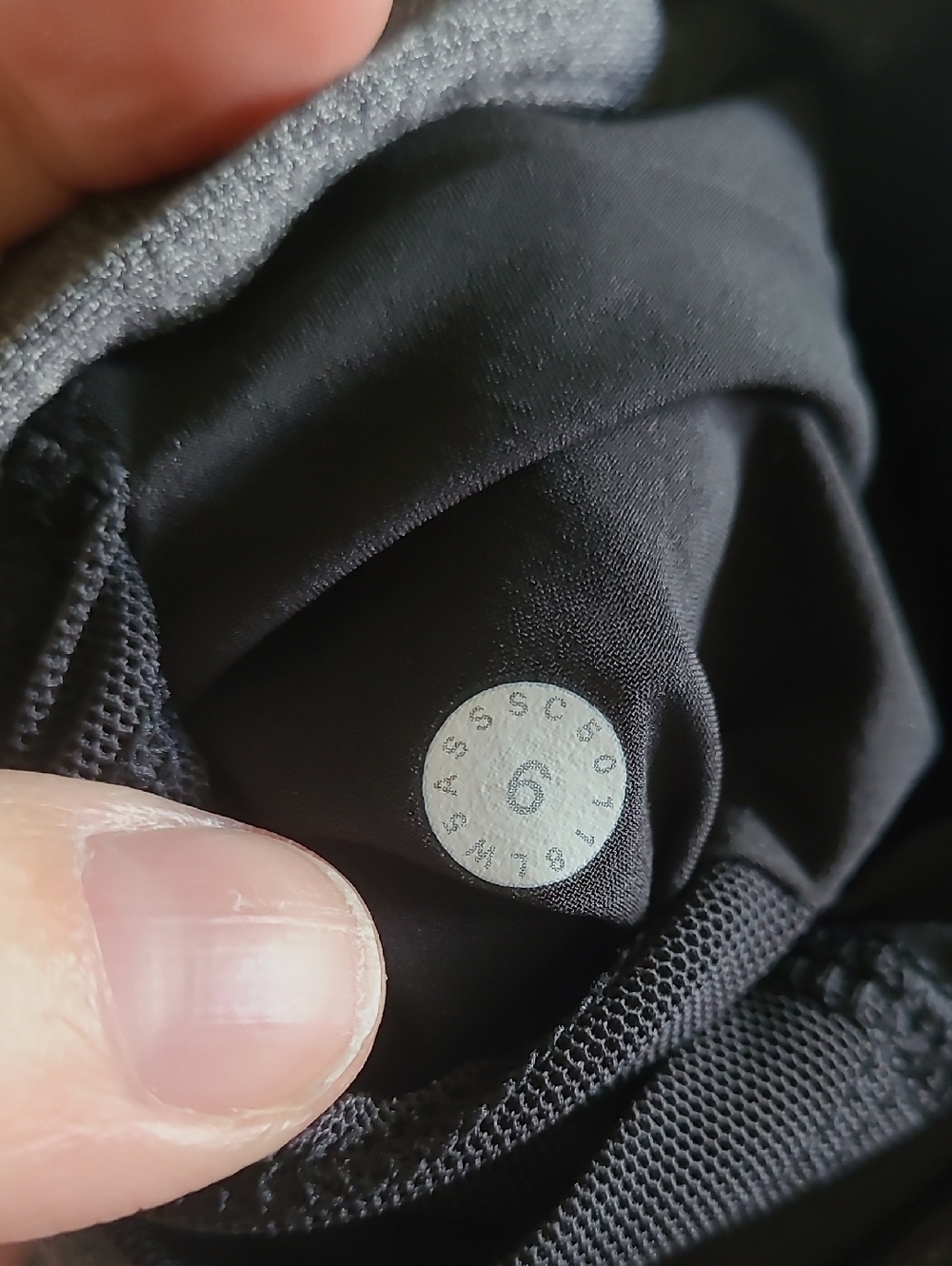 Lululemon On The Fly Pants. Size 6 - Picture 4 of 8